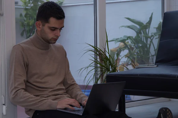 Молодий Чоловік Вдома Працює Ноутбуком — стокове фото