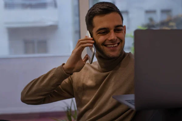 Homme Avec Ordinateur Téléphone Portable Maison — Photo