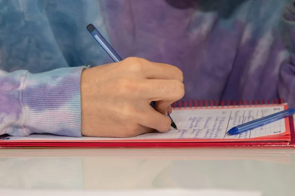 Κοντινό Πλάνο Του Μαθητή Χέρι Γράφοντας Στο Σημειωματάριο — Φωτογραφία Αρχείου