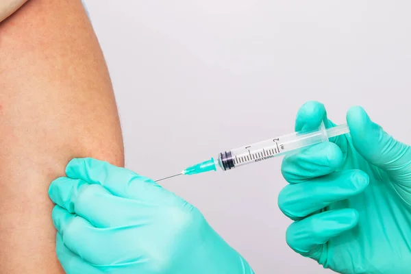 Händer Läkare Eller Sjuksköterska Sätta Vaccin Armen — Stockfoto