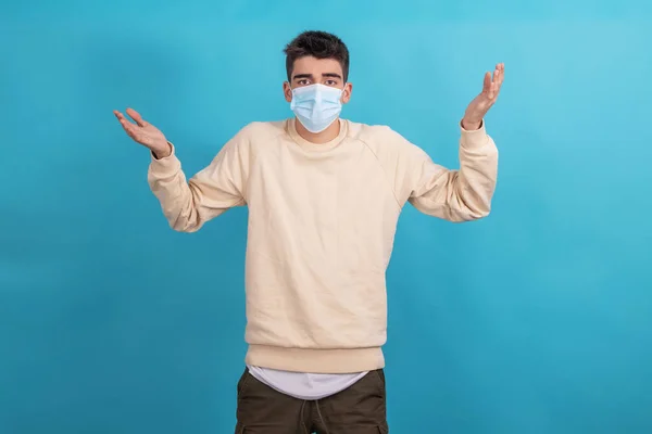 年轻男性 戴卫生口罩 与背景隔离的头孢病毒作斗争 — 图库照片