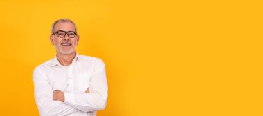 Gözlüklü yaşlı adam.