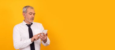 Cep telefonlu yaşlı bir adam.