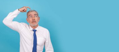 Şüpheli ifadeye sahip iş adamı