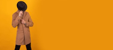 Arka planda izole edilmiş ceketli ve şapkalı adam.