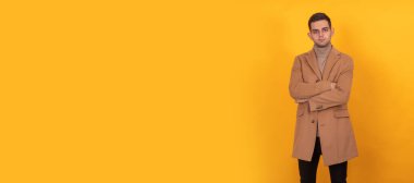 İzole edilmiş genç bir adamın portresi