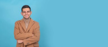 Ceketli adam yalnız gülümsüyor.