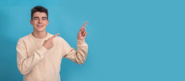 Renkli arka planda izole genç