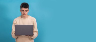 Bilgisayarlı genç arka planda izole edildi