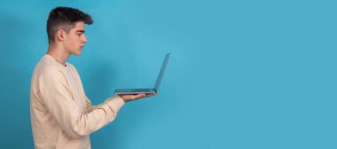 Dizüstü bilgisayarı olan öğrenci.