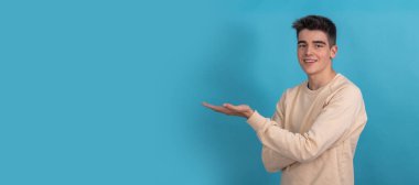 yalnız genç ya da öğrencinin işaret ettiği