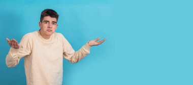 Şüphe ya da cehalet ifadesiyle soyutlanmış genç bir çocuk.