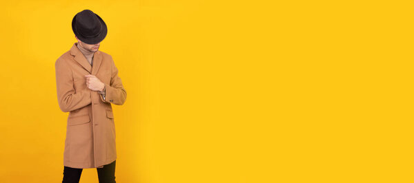 изолированный человек в теплой одежде и шляпе