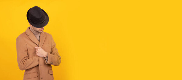 изолированный человек в теплой одежде и шляпе