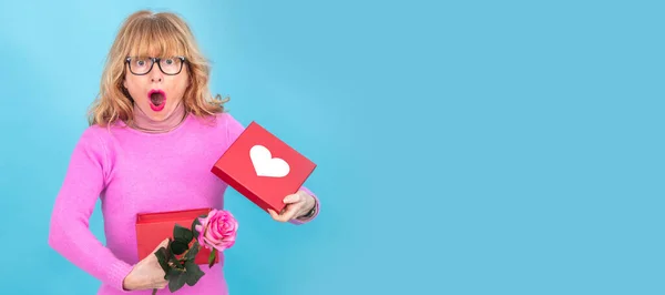 Kvinna Med Presentförpackning Med Hjärta Valentine — Stockfoto