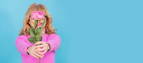 Vuxen Kvinna Med Bukett Blommor Isolerad — Stockfoto