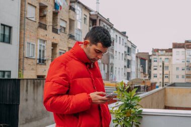 Şehirde cep telefonu kullanan sıradan bir genç adam.