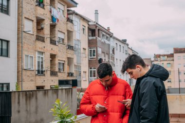 Şehirde cep telefonu olan gençler