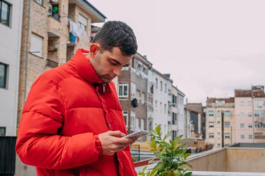 Şehirde cep telefonu kullanan sıradan bir genç adam.