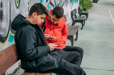 Cep telefonlu genç arkadaşlar