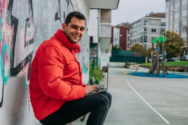 Şehirde bilgisayarı olan genç bir adam.