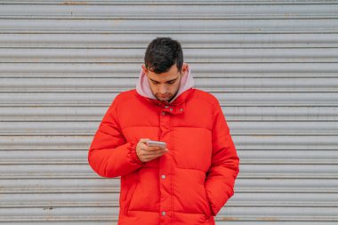 Şehirde cep telefonu olan genç bir adam.