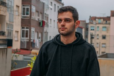 Şehirdeki genç adamın portresi.