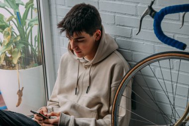 Cep telefonlu genç ya da genç kız