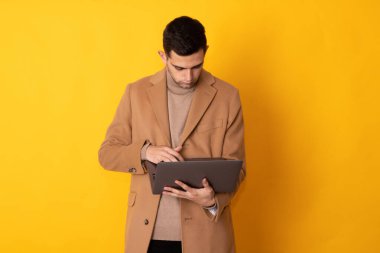 Bilgisayarlı genç adam arka planda izole edildi