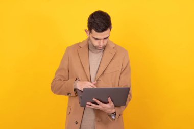 Bilgisayarlı genç adam arka planda izole edildi