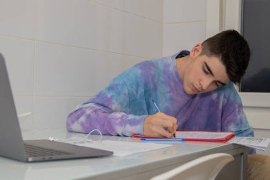 Genç kız masa başında çalışıyor ya da yazıyor.