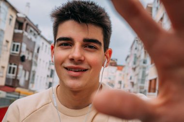 Şehirde cep telefonu olan bir genç.