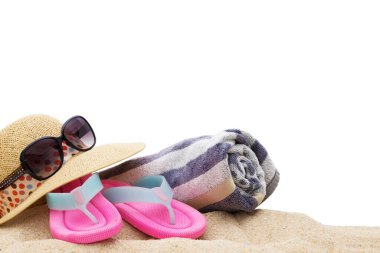 Havlu ve parmak arası terlikleri olan kumsal kumu