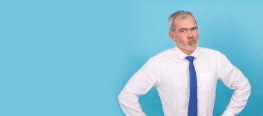 Tereddütlü ifadeli münzevi iş adamı