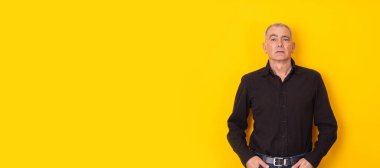 çekici yetişkin adam arka planda izole