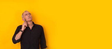 Yalnız ve düşünceli bir adam.