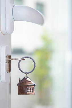 Anahtarlar ev kapısında.