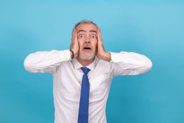 Korkak iş adamı arka planda yalnız