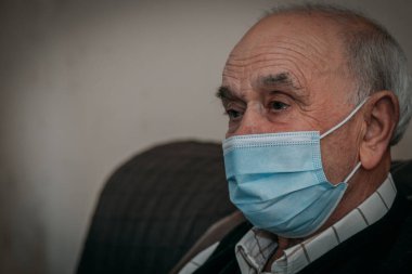 Maskeli yaşlı adamın portresi