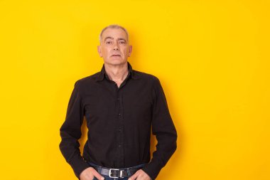 çekici yetişkin adam arka planda izole