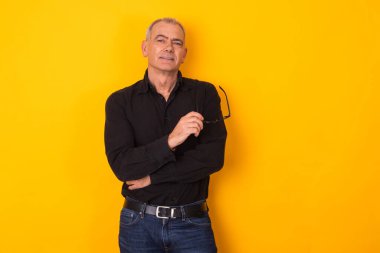 Yetişkin adam arka planda izole