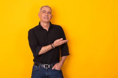 Renk arkaplanını gösteren izole adam