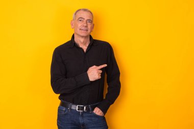 Renk arkaplanını gösteren izole adam