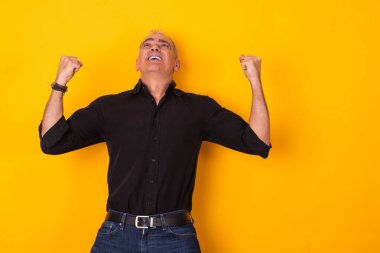 başarılı ifadeye sahip izole adam