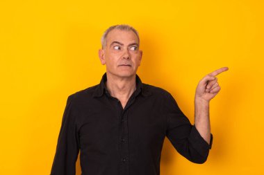 İzole edilmiş yetişkin adam boşluğu işaret ediyor