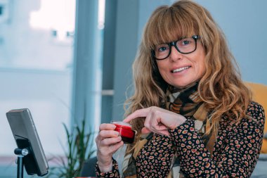 Evde cep telefonuyla kozmetik ürünleri gösteren etken