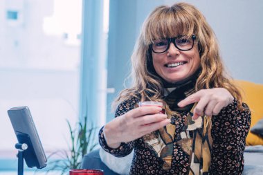 Evde cep telefonuyla kozmetik ürünleri gösteren etken