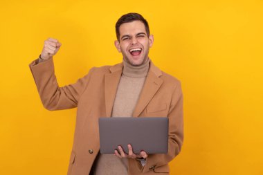 Bilgisayarlı başarılı genç adam arka planda izole edildi