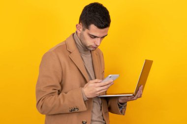 Cep telefonu ve bilgisayarı olan adam izole edildi