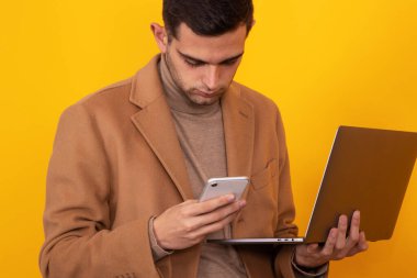 Cep telefonu ve bilgisayarı olan adam izole edildi